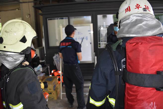 援救训练须先确实管控入火场人员及气瓶存量。（谢明俊摄）