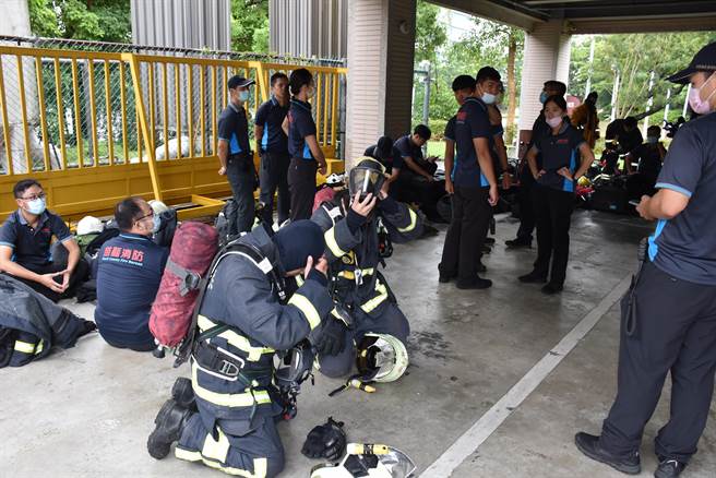 参与训练的消防队员须以全装备加面罩、气瓶参加训练。（谢明俊摄）