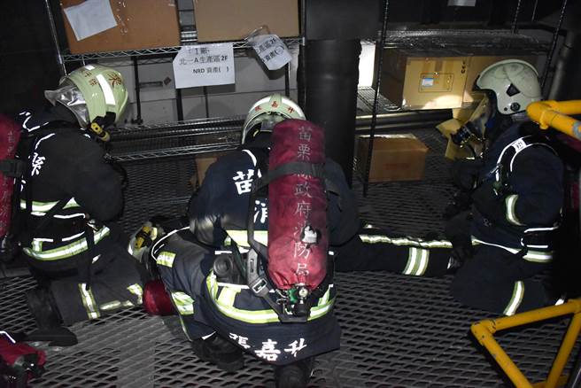 快速援救小组找到受困队员。（谢明俊摄）