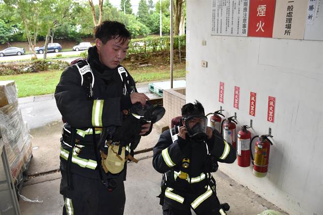 援救训练相当落实，连20多岁的年轻队员都是全身汗湿，气喘吁吁。（谢明俊摄）