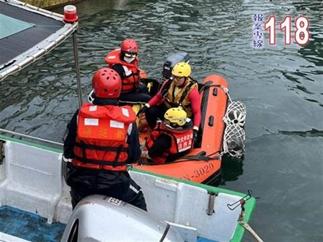 海巡署第二岸巡队18日上午会同新北市消防局，共同协助受困礁石的民眾送医。（海巡署第二岸巡队提供／张志康基隆传真）