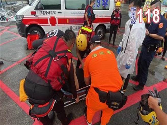 海巡署第二岸巡队18日上午会同新北市消防局，共同协助受困礁石的民眾送医。（海巡署第二岸巡队提供／张志康基隆传真）