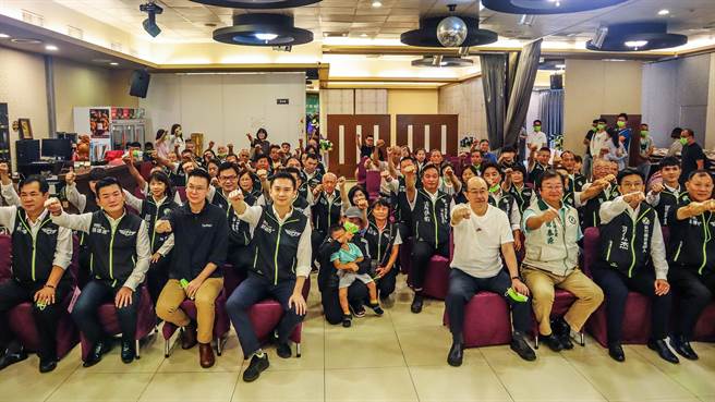 民進黨新竹縣黨部年底選舉提名18名參選人，在選戰倒數100天召開提名記者會，拚百分之百的勝選。（邱立雅攝）