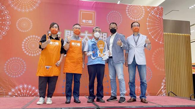 居家修缮通路领导品牌特力屋进驻金门，业者表示，在金门贩售的种类与价格都与台湾本岛一致；金门县副县长李增财（中）18日出席开幕式，感谢业者带给金门民眾不同消费视野。（图/ 中央社）