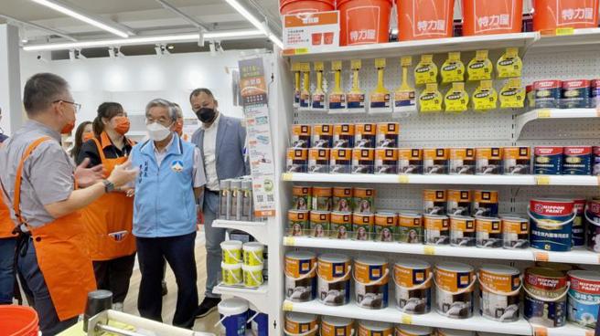 继2021年澎湖马公店开幕后，居家修缮通路领导品牌特力屋在金门开设离岛第2间门市，金门县副县长李增财（浅蓝背心者）18日出席开幕式，并参观卖场。（图/ 中央社）