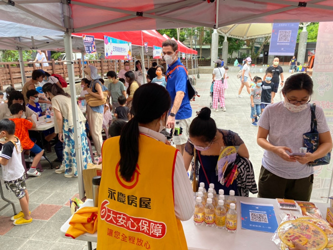 永庆同仁出动支援富锦里活动，准备造型扇子与瓶装水，供民眾消暑。(图/永庆房屋提供)