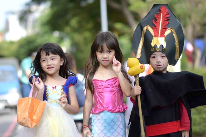 里长是凝聚邻里居民情谊的重要推手，万圣节的化妆游街最受亲子家庭欢迎，成为富锦里的年度三大活动之一。(图/富锦里里长李焕中提供)