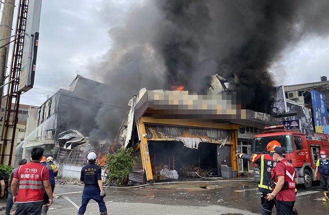 當地里長目擊，疑似有人受困火場。（蔡明亘攝）