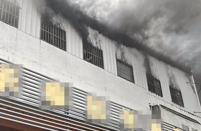 一名員工受困，在窗邊揮手求援。（民眾提供／蔡明亘桃園傳真）