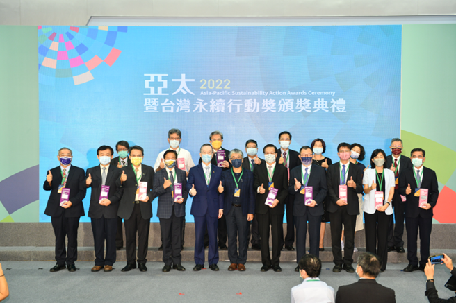 财团法人台湾永续能源研究基金会所举办的「2022 TSAA台湾永续行动奖」12日举行颁奖典礼，高科大USR团队在大学组评选荣获3金1银的优异成绩。(照片/高科大提供)