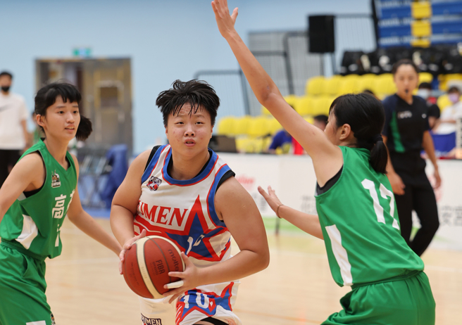 普门中学林湘凌（中）强攻30分。（陈筱琳摄）