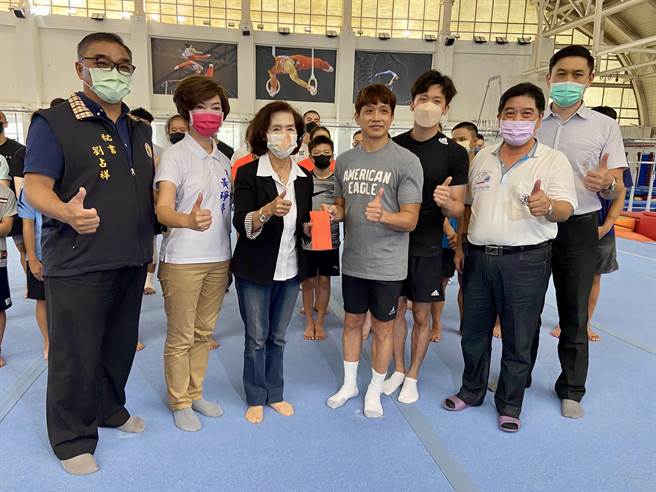 宜兰县长林姿妙特颁发加菜金给国家体操队的选手们。（吴佩蓉摄）