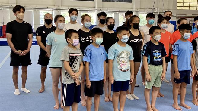 公正国小体操队于体操馆同场练习跟观摩李智凯与国家体操队选手们的练习。（吴佩蓉摄）