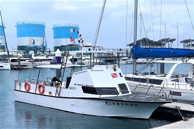 澎科大所有的「海洋2号」澎湖检调疑有弊端，认为海洋游憩系前系主任陈正国教授涉犯刑法偽造文书、诈欺取财、背信及政府採购法等犯嫌重大，且有勾串、灭证之虞，向法院声请羁押禁见获准。（张茂雄摄）