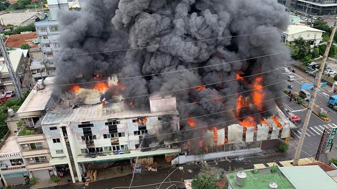 桃園市楊梅區中山北路一段一間卡車零組件專賣店倉庫18日下午1時許發生火警。（民眾提供／蔡明亘桃園傳真）
