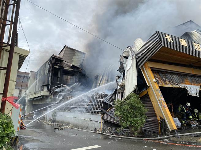 桃園市楊梅區一間鐵皮倉庫遭惡火吞噬，火勢於15時3分獲得控制。（蔡明亘攝）