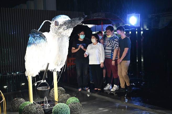 嘉义市长黄敏惠到in89豪华影城顶楼天台参观暗光鸟环保装置艺术。（廖素慧摄）