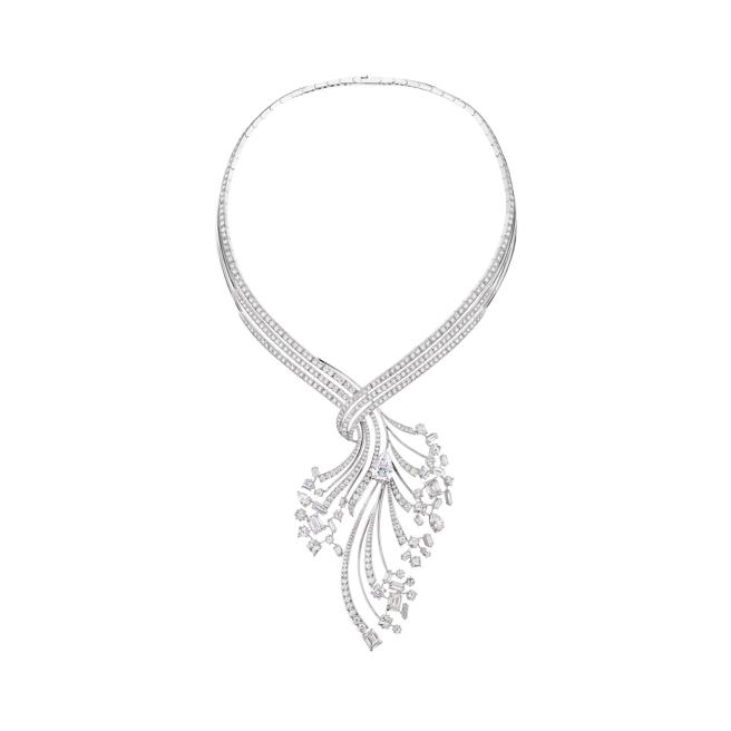 CHAUMET《Ondes & Merveilles de Chaumet》珠宝展登台，图为Deferlante浪涛系列钻石项炼，要价3231万7000元，是全场最贵的一件作品。（CHAUMET提供）