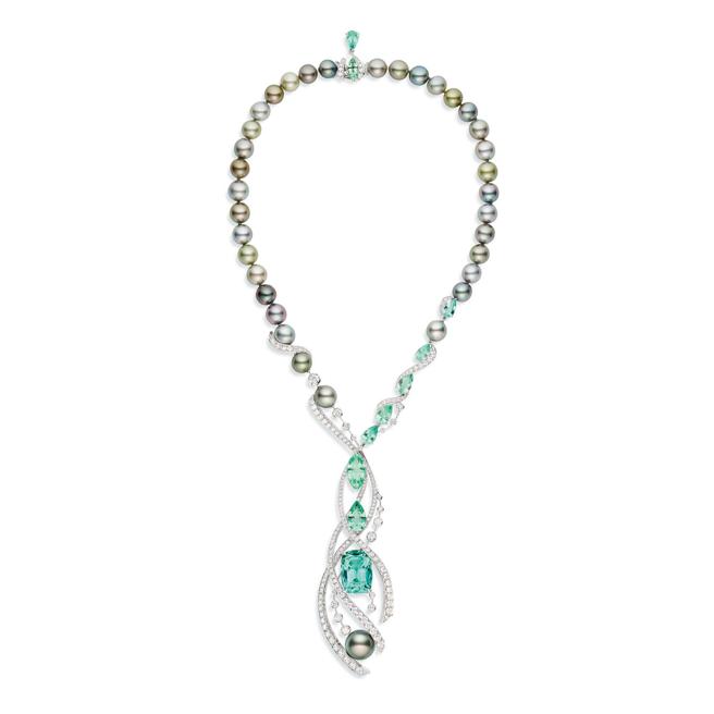 林心如佩戴「人鱼之歌」（Chant de Sirenes）项炼，螺旋线条让人联想到人鱼公主的长髮，十分浪漫唯美。（CHAUMET提供）