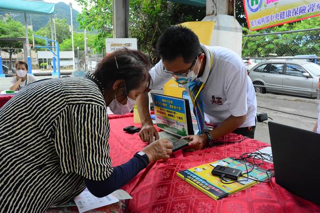 秀林鄉不少鄉民對虛擬健保卡看診好奇。（王志偉攝）