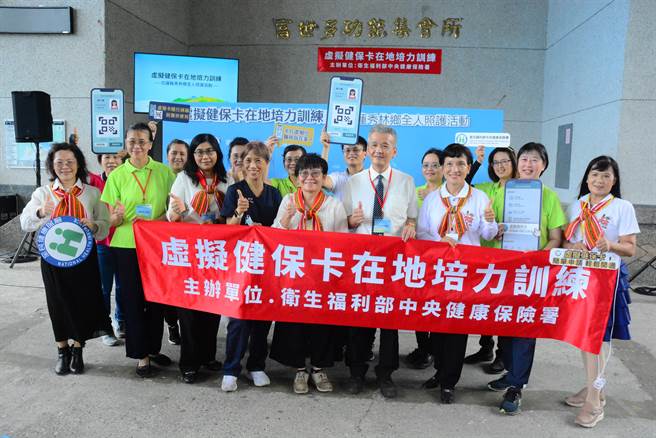 推廣虛擬健保卡，健保署東區業務組長李名玉、慈院副院長陳星助來到秀林鄉培訓種子人員。（王志偉攝）