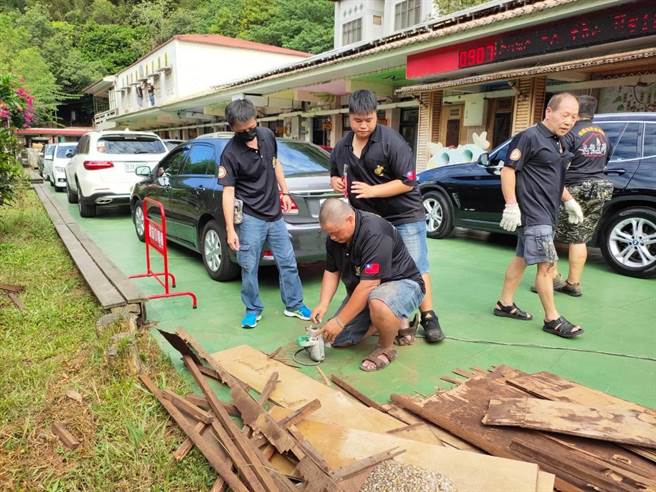 桃園海陸修繕團赴復興區霞雲國小協助校園修繕，盼盡一己之力幫助偏鄉教育。（曾進煒提供／呂筱蟬桃園傳真）