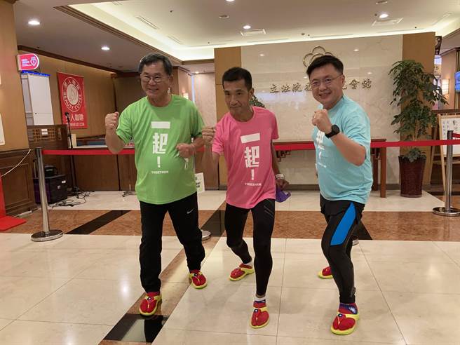 民进党立委陈明文、赵天麟为帮罗维铭加油打气，今（18日）在立法院举行「超马立委力挺超马老爹，祝福台湾之光跑出世界骄傲」记者会。（实习记者邱芊摄）