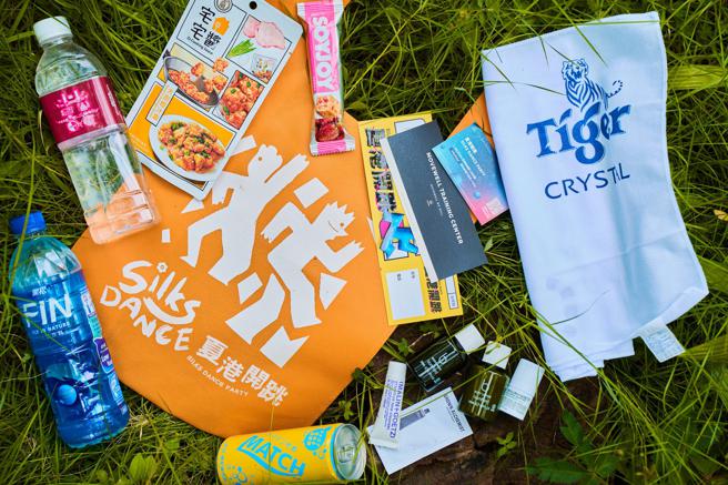 台南晶英酒店推出「夏港开跳」活动，赠送丰富运动补给福袋包含水、能量饮品、营养棒毛巾、健身房体验券、髮圈折价券。（台南晶英酒店提供）