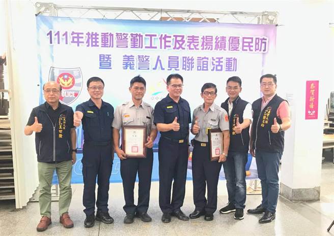 警政监廖国政（中）、分局长刘安杰（左2）、义警大队长沈传钦（右2）、民防副大队长王世隆（左1）、义警中队长中队长谢名裕（右1）与获奖队员合影照。（警方提供）