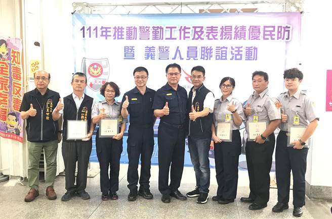 警政监廖国政(中)、丰原分局长刘安杰(左4)、义警大队长沈传钦(右4)、民防副大队长王世隆(左1)与获颁绩优人员合照。（警方提供）