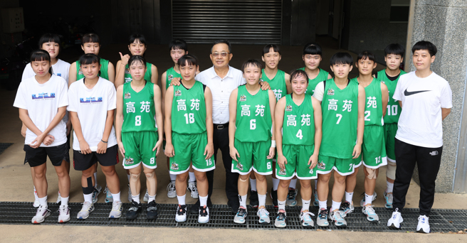 高苑工商董事长余政宪（中）特地从高雄到花莲，为参加菁英杯篮球赛的女篮队加油。（陈筱琳摄）