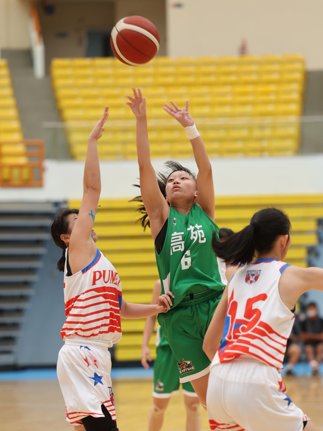 高苑工商女篮队长连予净（中）是新竹人，随球队到高雄生活。（陈筱琳摄）