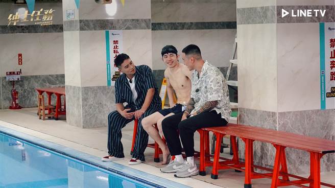 王阳明与郑人硕给了培根许多关于游泳上以及调整心情上的建议。（LINE TV提供）