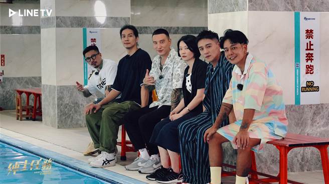 《绅士任务》导师群在泳池畔见证培根的进步。（LINE TV提供）