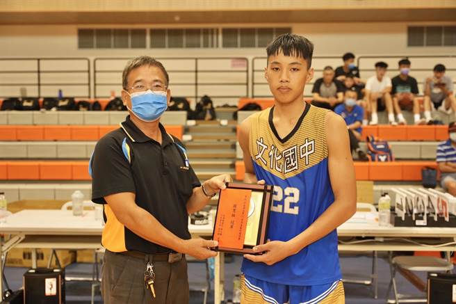 金门第46届金湖杯篮球邀请赛国中组赛程今（18）日结束，宜兰县文化国中称王封后，一举拿下男、女子组的双料冠军。（金湖镇公所提供）