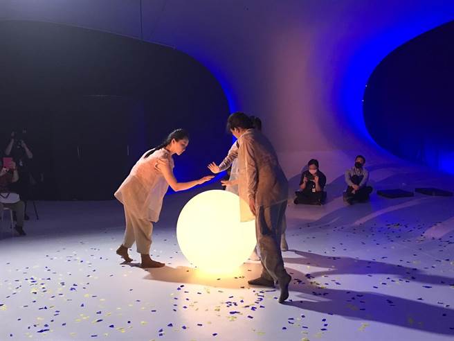 台中国家歌剧院《睡前故事》，集结素人与专业舞者同台共舞，重新感官世界。（实习记者何颖欣摄）