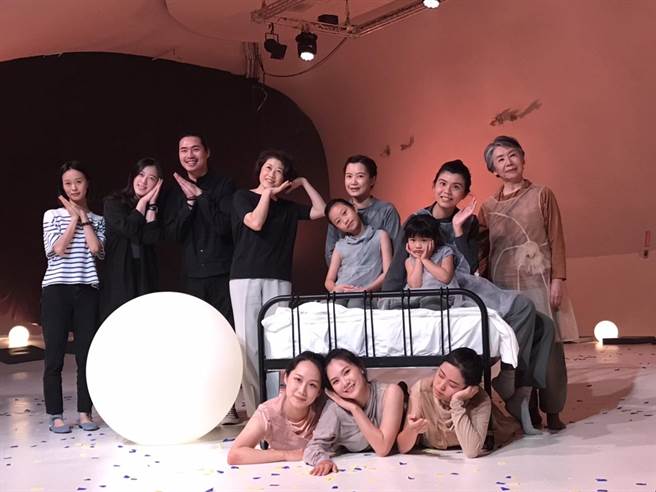 台中国家歌剧院《睡前故事》，集结素人与专业舞者同台共舞，重新感官世界。（实习记者何颖欣摄）