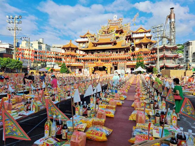 清水紫雲巖18日舉行一年一度中元普渡，今年供品高達1200桌，一字排開十分壯觀。（陳世宗攝）