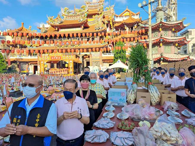 台中市議會議長張清照（左一）、紫雲巖主委吳勝隆（左二）率領管理委員會委員等，一起上香，祈求遠離疫情、國泰民安。（陳世宗攝）