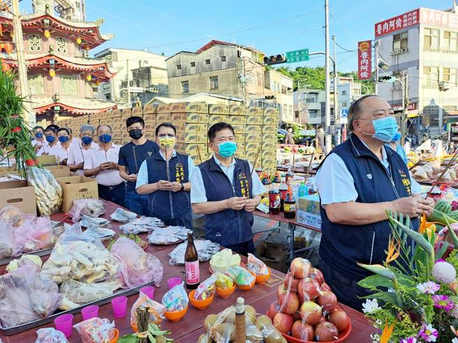  副市長陳子敬率領市府團隊到紫雲巖參與普渡上香祈福。（陳世宗攝）