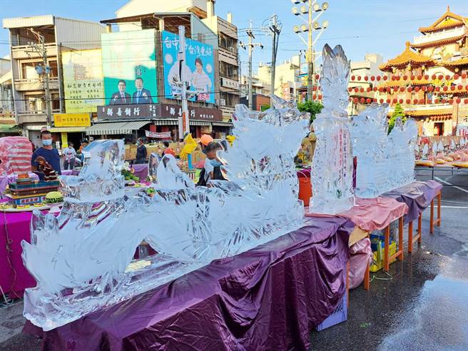 紫雲巖中元普渡由32里輪流承辦，其中3座冰雕十分有看頭，是每年普渡的一大特色。（陳世宗攝）