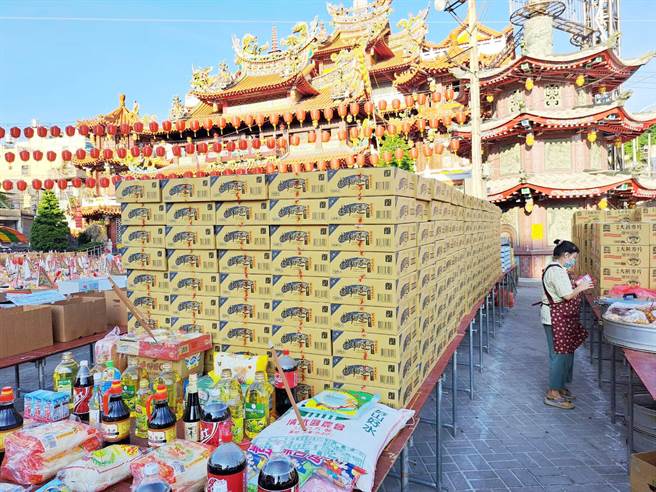  今年贊普有5000多份，信徒若沒有帶回家廟方將捐給弱勢團體。（陳世宗攝）