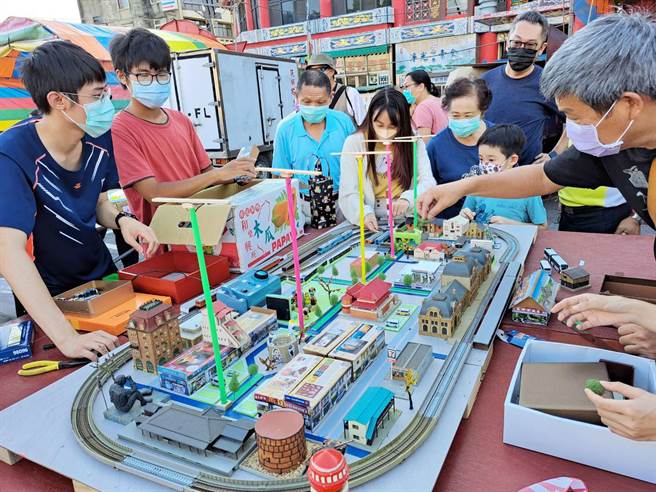 今年是海線鐵路通車100周年，文昌社區發展協會及清水散步鐵道模型同好會，特共同策畫組裝鐵道模型，參與慶讚中元普渡。（陳世宗攝）