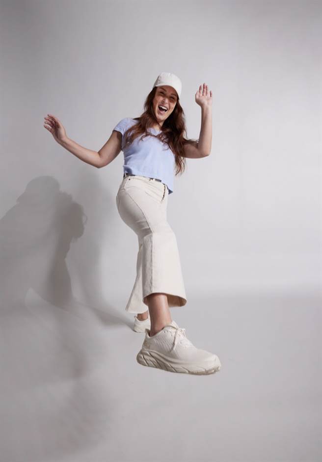 HOKA 2022粉彩新色系Pastel Pack缤纷登场，Clifton 8男、女款蛋奶酒白／流沙色。（HOKA提供）