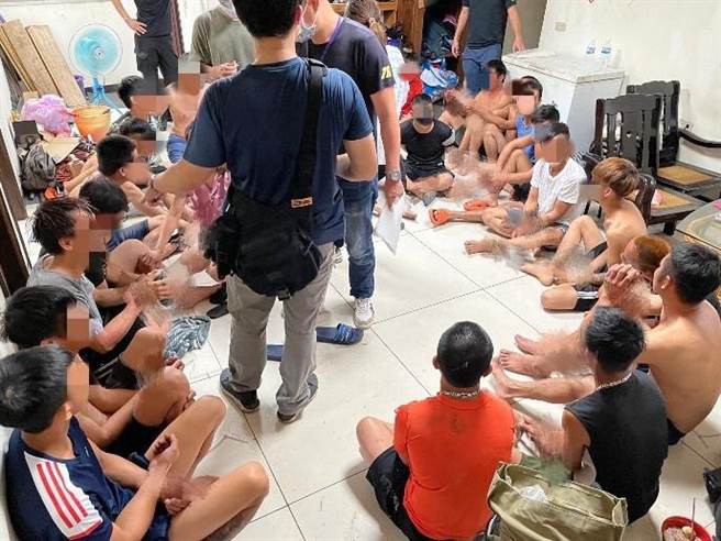 移民署中區事務大隊科技偵查隊在新埔鎮鐵皮屋查獲20多名失聯移工及通緝犯。（移民署中區事務大隊科技偵查隊提供／羅浚濱新竹傳真）