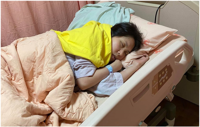 余苑绮现在正在跟病魔拔河中。（图／FB@余苑绮）