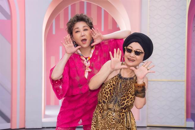 比莉（右）首次上《女大》与主持人蓝心湄开心合照。（TVBS提供）