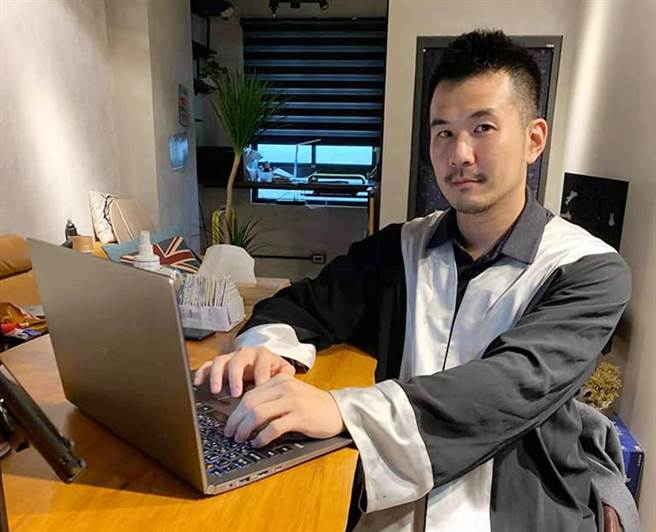 型男律师詹杰翔坦言自己也是《非常律师禹英禑》的忠实观眾。（艾迪升传播提供）