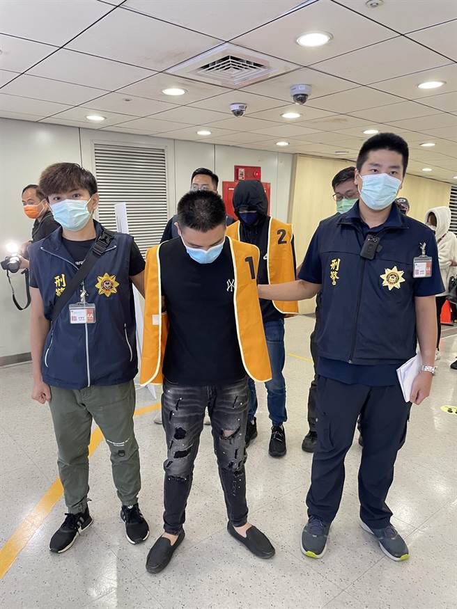 警方自泰国押解2名嫌犯回台，晚间已抵达桃园机场。(翻摄照片／林郁平台北传真）