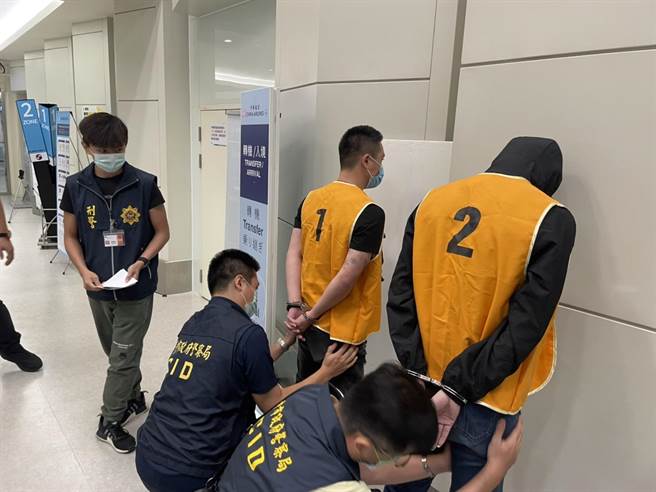 警方自泰国押解2名嫌犯回台，晚间已抵达桃园机场。(翻摄照片／林郁平台北传真）